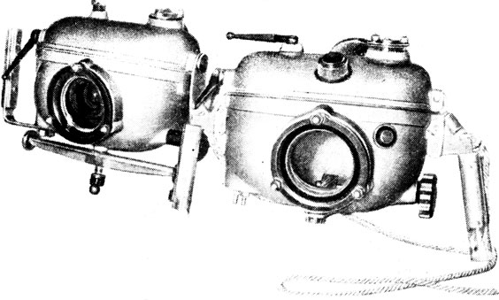 Рис. 14. Герметизирующие фотобоксы 'Гидро-старт 1' (слева) и 'Гидро-старт 2' (справа). Фото автора