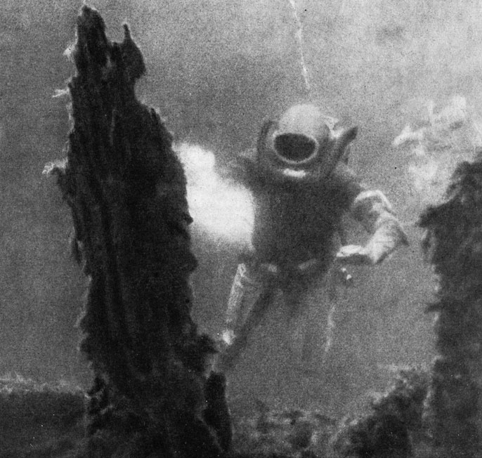Подводный исследователь с ручным фона риком у борта затонувшего в Японском море фрегата 'Паллада'. Фотосъемка произведена на глубине 20 м, пленка шириной 35 мм, чувствительность 180 ед. ГОСТ, экспозиция 1/60 сек, освещение естественное с подсветом. Объектив 'Гидроруссар 5'. Фото автора