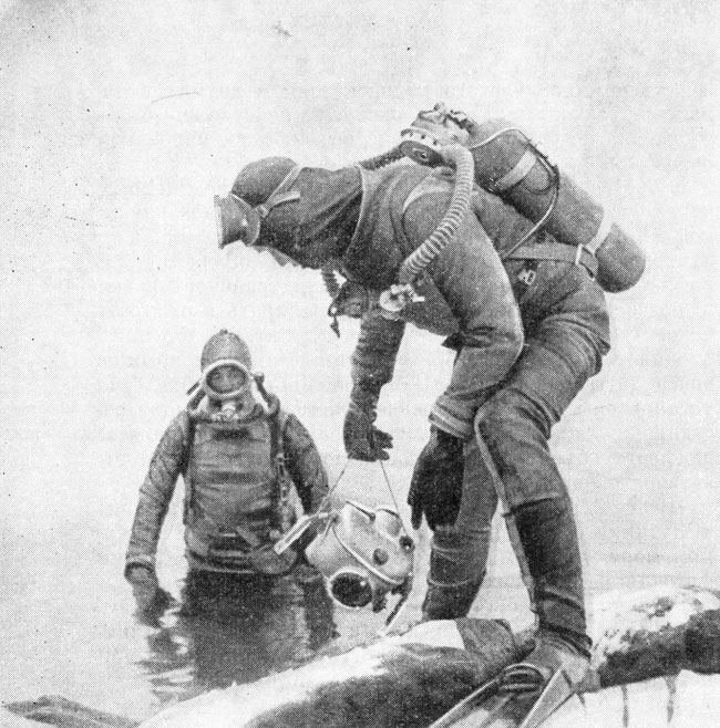 Подводные исследователи-фотографы во время  зимнего погружения в воду. Фото автора
