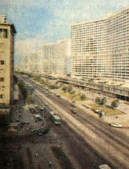 Ил. 42. Калининский проспект в Москве (фото В. Стигнеева)